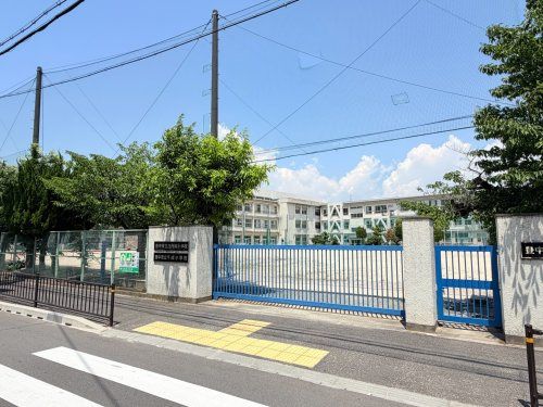 近くの豊中市立庄内南小学校まで642m(徒歩9分)