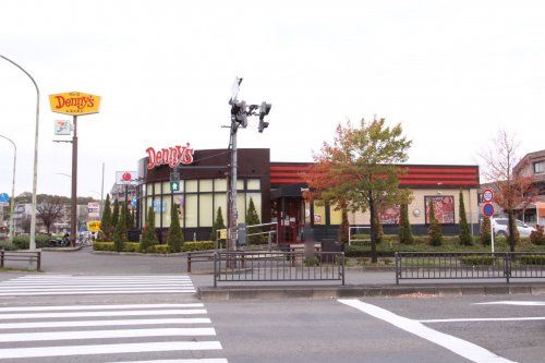 近くのデニーズ八王子みなみ野店まで374m（徒歩5分）