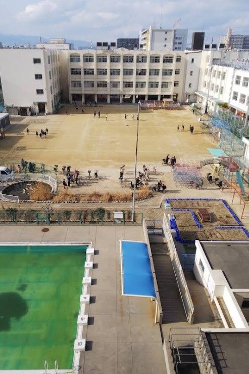 近くの大阪市立島屋小学校まで540m（徒歩7分）