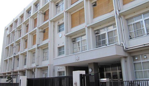 近くの大阪市立梅香中学校まで612m（徒歩8分）