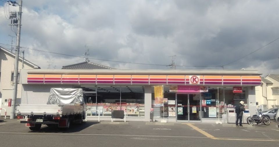 近くのファミリーマートまで935m(徒歩12分)
