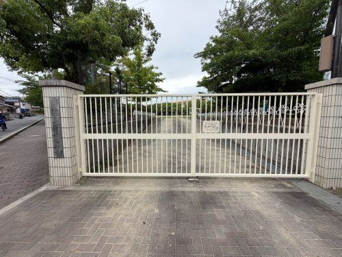近くの豊中市立桜井谷小学校まで428m(徒歩6分)