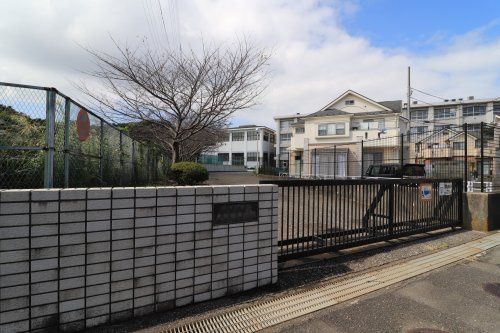 近くの横須賀市立大矢部中学校まで1,863m(徒歩24分)