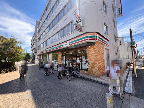 近くのセブンイレブン阪急岡町駅前店まで385m(徒歩5分)