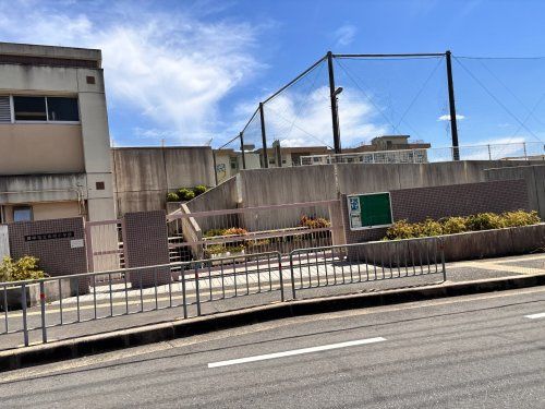 近くの豊中市立克明小学校まで449m(徒歩6分)