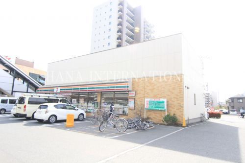 近くのセブンイレブン 足立扇２丁目店まで607m（徒歩8分）