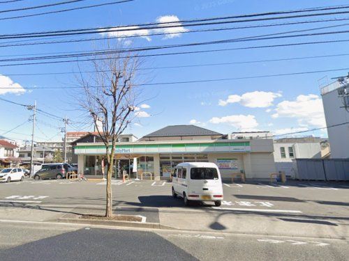 近くのファミリーマート 版画美術館入口店まで682m(徒歩9分)
