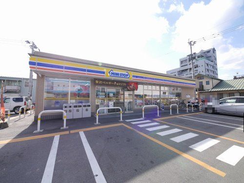 近くのミニストップ 新飯塚店まで580m(徒歩8分)