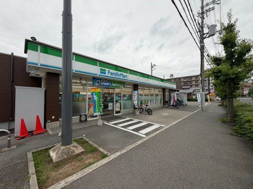 近くのファミリーマート豊中夕日丘店まで1,746m(徒歩22分)