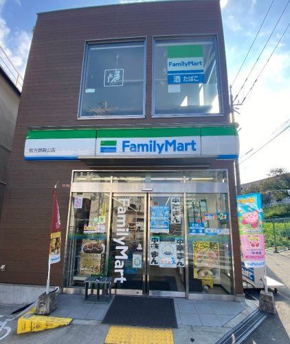 近くのファミリーマート 枚方御殿山駅前店まで594m(徒歩8分)
