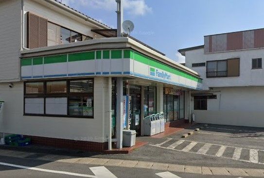 近くのファミリーマート 土屋八日市場駅前店まで650m(徒歩9分)