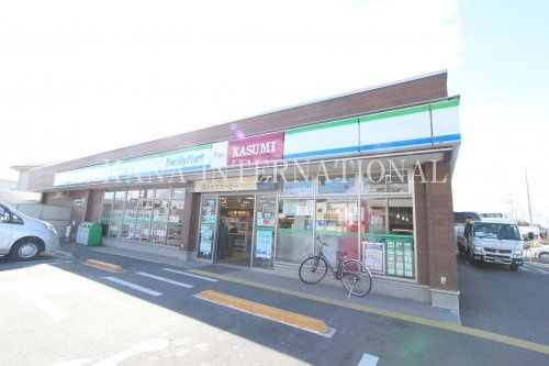近くのファミリーマート プラスカスミ八潮大原店まで983m（徒歩13分）