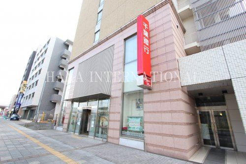 近くの千葉銀行八潮駅前支店まで1,428m（徒歩18分）