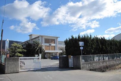 近くの白峰中学校まで1,664m(徒歩21分)