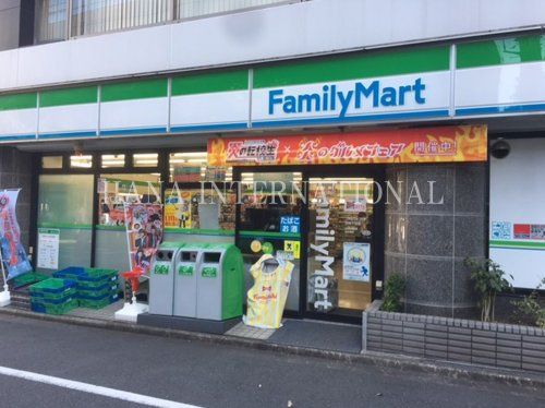 近くのファミリーマート芝四丁目店まで1,825m（徒歩23分）