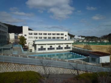 近くの神戸市立高倉中学校まで1,519m(徒歩19分)