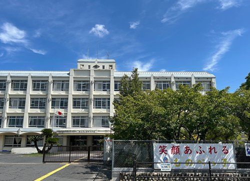近くの守山市立物部小学校まで1,562m(徒歩20分)