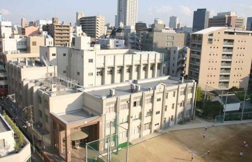 近くの大阪市立西天満小学校まで565m（徒歩8分）
