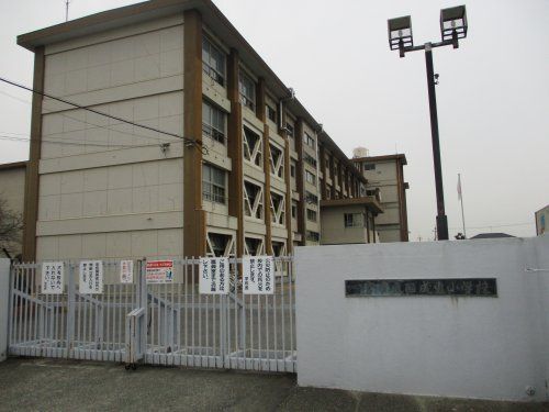 近くの一宮市立西成東小学校まで1,032m（徒歩13分）