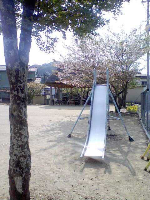近くの上長与公民館前広場まで1,476m(徒歩19分)