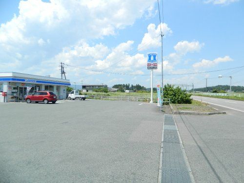 近くのローソン 鹿島町横手店まで328m（徒歩5分）