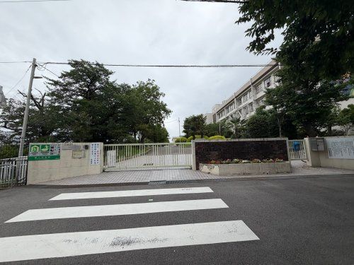 近くの豊中市立第二中学校まで509m(徒歩7分)
