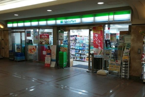 近くのファミリーマート OCATモール店まで324m（徒歩5分）