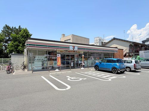 近くのセブンイレブン豊中庄本町４丁目店まで493m（徒歩7分）