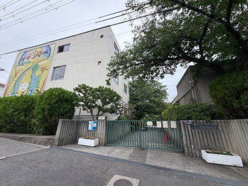 近くの豊中市立少路小学校まで638m(徒歩8分)