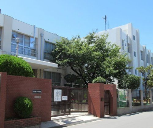 近くの大阪市立放出中学校まで611m（徒歩8分）