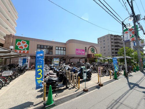 近くのライフ服部店まで299m(徒歩4分)