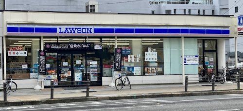 近くのローソン 諸口三丁目店まで683m(徒歩9分)