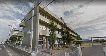 近くの郡家小学校まで915m(徒歩12分)