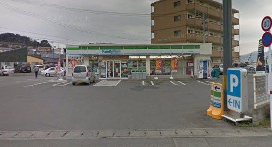 近くのファミリーマート玉名岩崎店まで426m（徒歩6分）