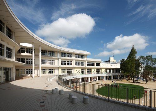 近くの守山市立守山小学校まで833m(徒歩11分)