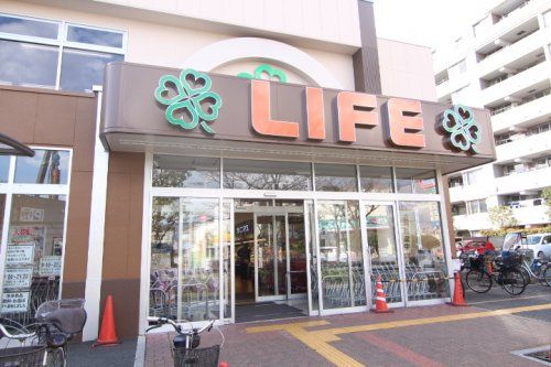 近くのライフ鹿骨店まで720m(徒歩9分)