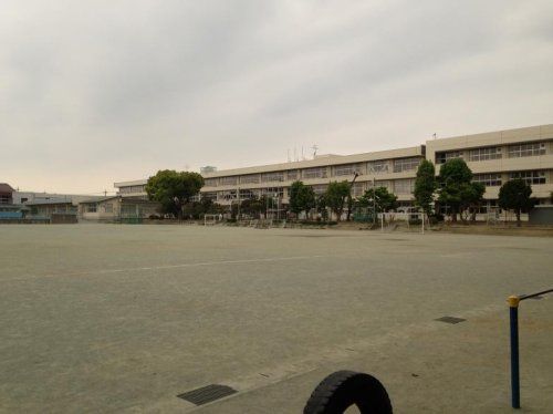 近くのみどり市立笠懸小学校まで927m（徒歩12分）