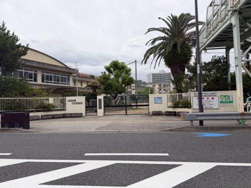 近くの豊中市立第四中学校まで379m(徒歩5分)
