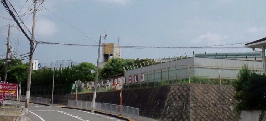 近くの枚方市立東香里小学校まで914m(徒歩12分)