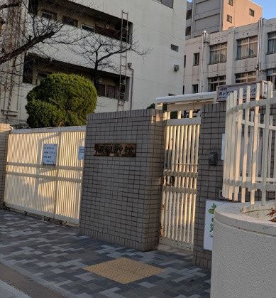 近くの大阪市立西中学校まで686m（徒歩9分）