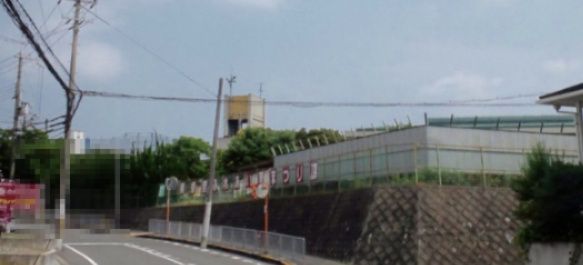 近くの枚方市立東香里小学校まで774m(徒歩10分)