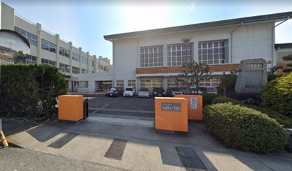 近くの飯野小学校まで634m(徒歩8分)