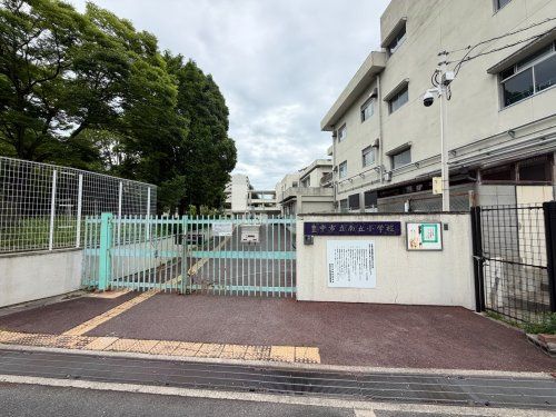 近くの豊中市立南丘小学校まで1,195m(徒歩15分)