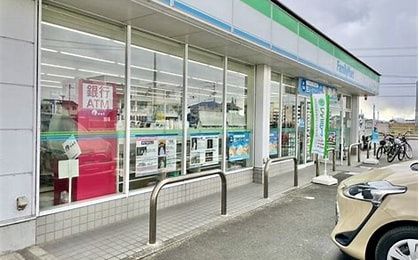 近くのファミリーマート高松前田東町店まで1,580m(徒歩20分)