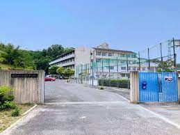 近くの四條畷市立田原中学校まで135m(徒歩2分)