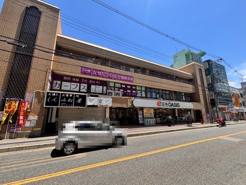 近くの阪急OASIS蛍ヶ池店まで725m(徒歩10分)