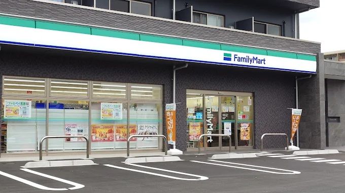 近くのファミリーマート 大津北大路店まで74m（徒歩1分）