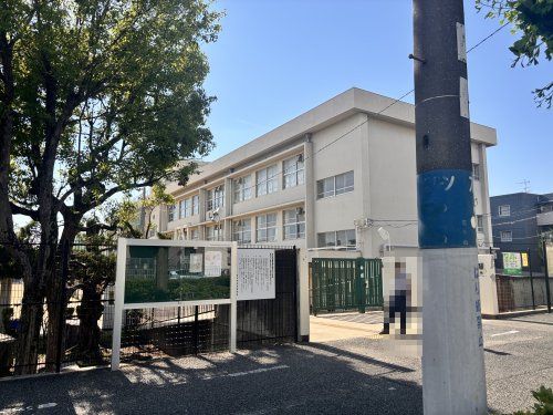 近くの豊中市立熊野田小学校まで898m(徒歩12分)