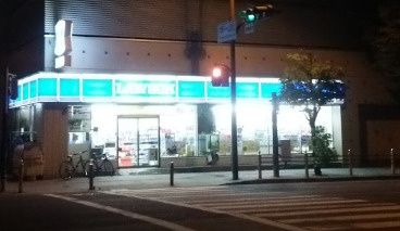 近くのローソンサテライト OSLドーム前千代崎駅店まで585m(徒歩8分)