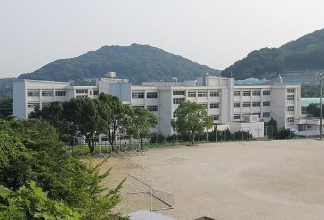 水巻町立水巻中学校(1350m)
